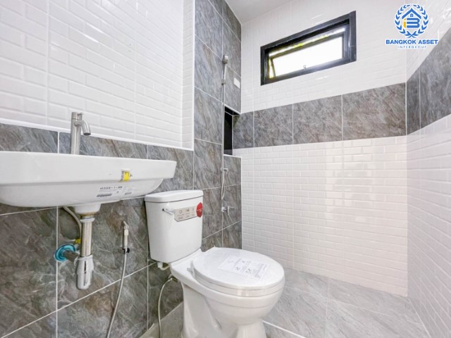 *****บ้านแฝดมือสองชั้นเดียว ย่านนนทบุรี ม.รวยรื่น ติวานนท์  บ้านสวยตกแต่งใหม่เหมือนมือหนึ่ง บนเนื้อที่ 32 ตร.ว. มาพร้อมฟังก์ชัน 3 ห้องนอน 3 ห้องน้ำ จอดรถ 1 คัน  บนทำเลศักยภาพ เชื่อมต่อถนนหลายเส้นทาง ใกล้จุดขึ้นทางด่วนงามวงศ์วาน และ รถไฟฟ้าสถานีกระทรวงสาธารณสุข เติมเต็มด้วยสิ่งอำนวยความสะดวกครบครัน